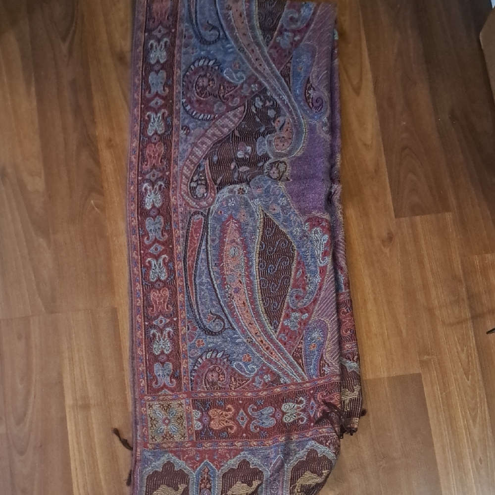 Elegant Paisley Cashmere Scarf - Multicolor. Camels And Tassles - Picture 5 of 5